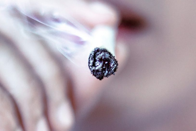 Weiße Asche beim Joint