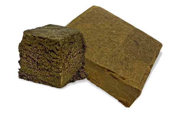 Sliced, smooth und cremiges Hash in goldener Farbe.
